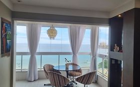 Apartamento FRENTE PARA 0 MAR - PÉ NA AREIA - 3 SUITES COM AR CONDICIONADO, 2- VAGAS PARA CARROS MÉDIOS OU PICK UP E CARRO PEQUENO - FINAMENTE DECORADO - PRAIA DO MORRO-INTERNET -WI-FI -TV COM SERVIÇOS DE DISNEY PARAMOUNT-MAX-ROUPA DE CAMA 2 X CASAIS